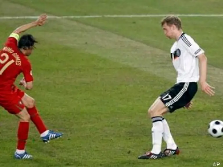 und-Nuno-Gomes-staubt-zum-ersten-Treffer-fuer-Portugal-ab