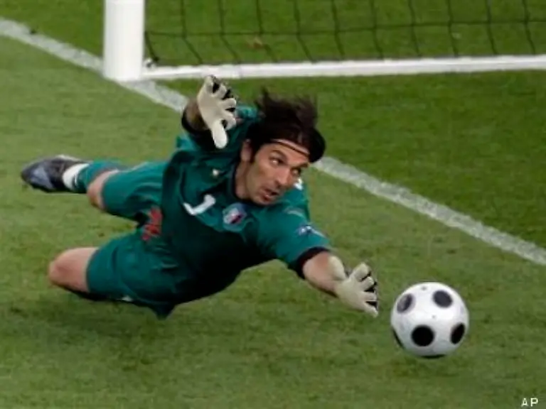 Dadurch-hatten-die-Rumaenen-immer-wieder-Konterchancen-und-kamen-ihrerseits-mehrmals-gefaehrlich-vor-das-Tor-von-Gianluigi-Buffon