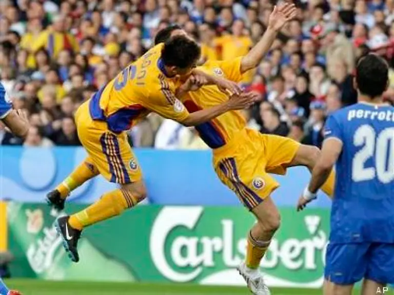 Mirel-Radoi-und-Razvan-Rat-prallten-den-Blick-auf-den-Ball-gerichtet-frontal-zusammen