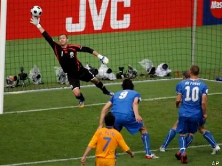 Luca-Toni-Mitte-nach-einer-kurzen-Ecke