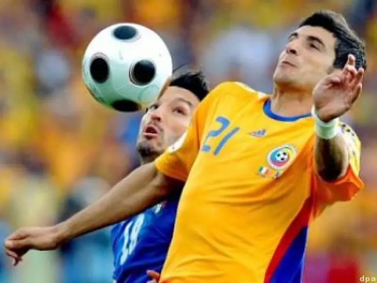 Zambrotta-versucht-eine-Kopfball-Rueckgabe-auf-Buffon