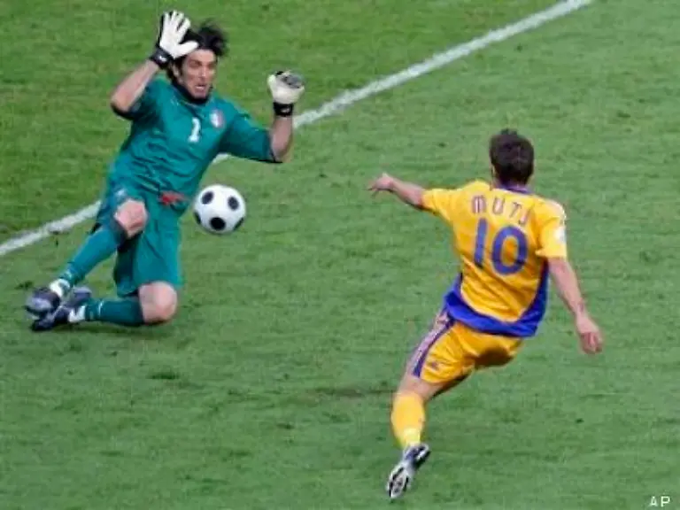 doch-Mutu-ist-schneller-am-Ball-als-der-Keeper