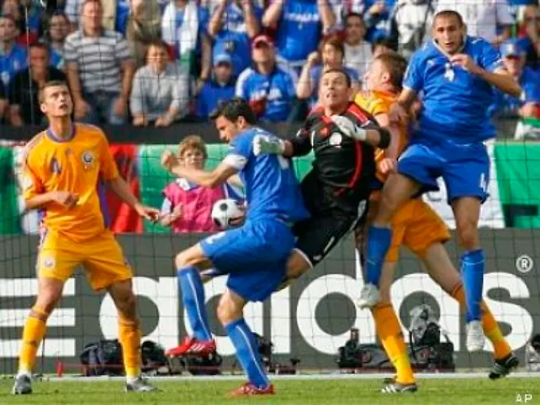 Chiellini-r-koepft-nach-einem-Eckball-Richtung-Panucci-Mitte-Tamas-l-schlaegt-ueber-den-Ball
