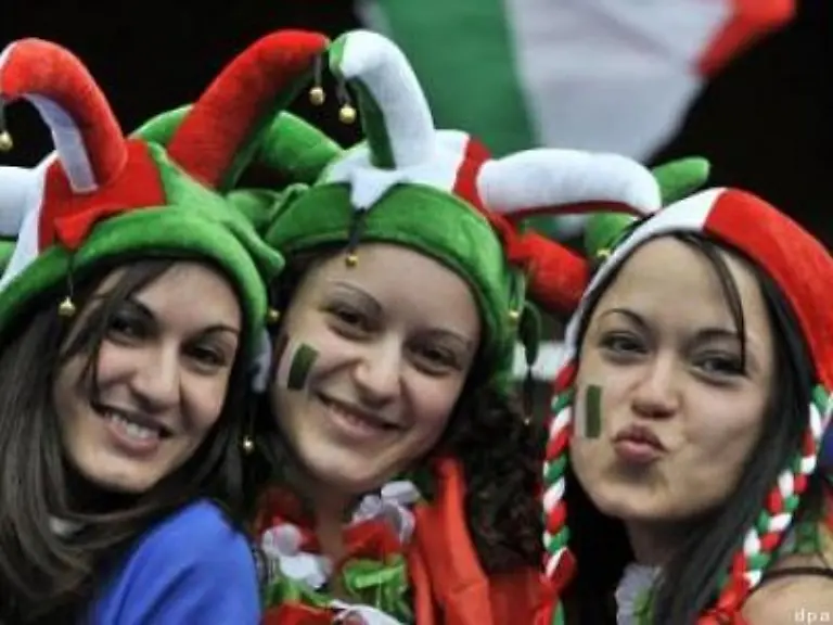 Fans-die-Chance-auf-die-Qualifikation-fuer-das-Viertelfinale-Allerdings-muessen-die-Italiener-auf-die-Schuetzenhilfe-der-Niederlaender-im-Spiel-gegen-Rumaenien-hoffen