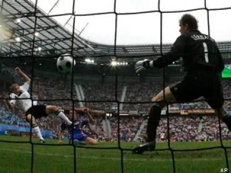 Marcell-Jansen-l-waehrend-der-Flanke-zwischen-ihm-dem-Ball