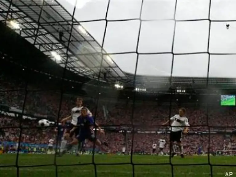 Der-Ball-prallt-an-den-rechten-Pfosten-springt-Olic-vor-die-Fuesse