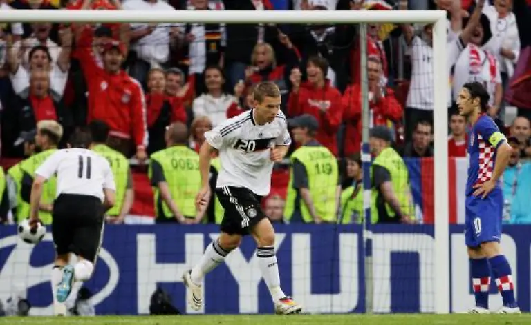 nach-einer-misslungenen-Kopfball-Abwehr-von-Robert-Kovac-noch-der-Anschlusstreffer