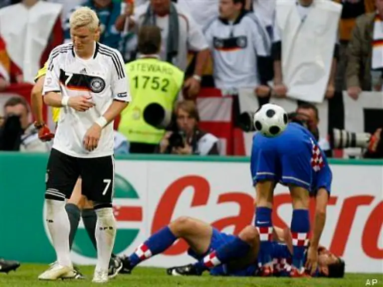 Schweinsteiger-leistete-sich-in-der-Nachspielzeit-ein-Taetlichkeit-gegen-Jerko-Leko-nachdem-der-ihn-gefoult-hatte