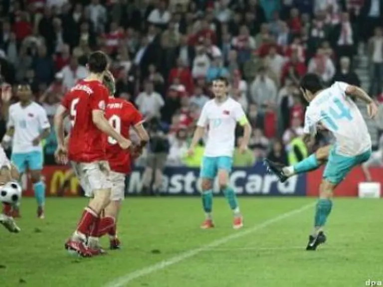 In-der-dritten-Minute-der-Nachspielzeit-traf-Arda-Turan