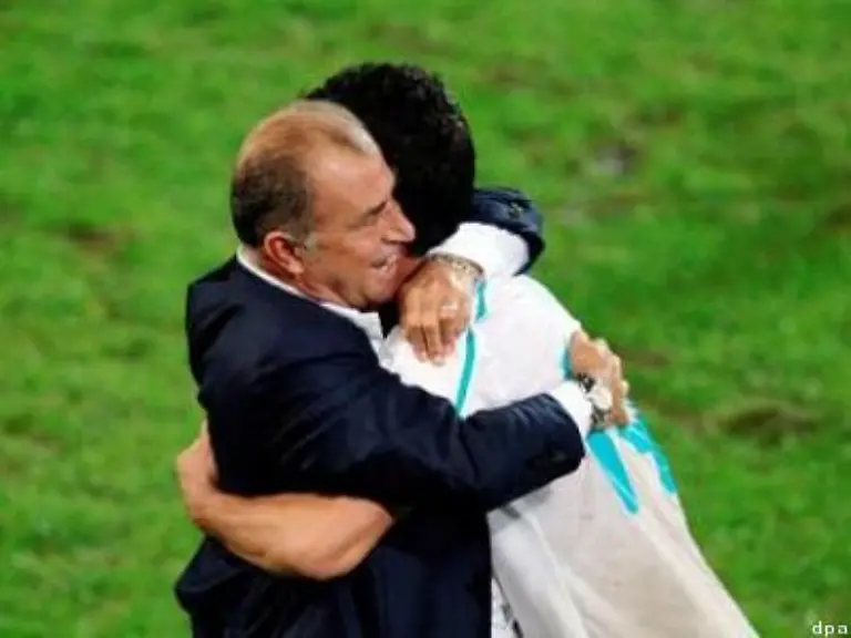 Coach-Fatih-Terim-war-s-recht-er-herzte-den-Matchwinner-nach-dem-gelungenen-Coup-nach-Leibeskraeften