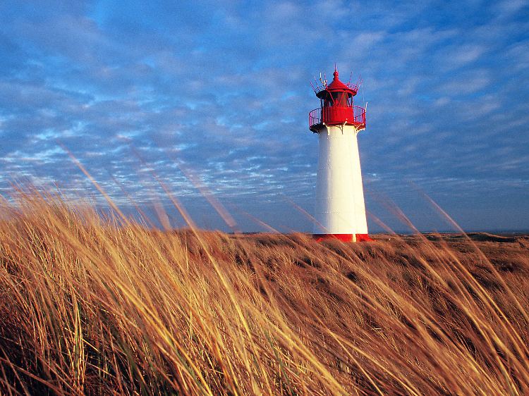 Einer von nur zweien ganz im Norden von Sylt: Das Leuchtfeuer List-West ist wie sein Zwillingsbruder List-Ost ein beliebtes Fotomotiv. Die beiden sind die nördlichsten Leuchttürme Deutschlands.
