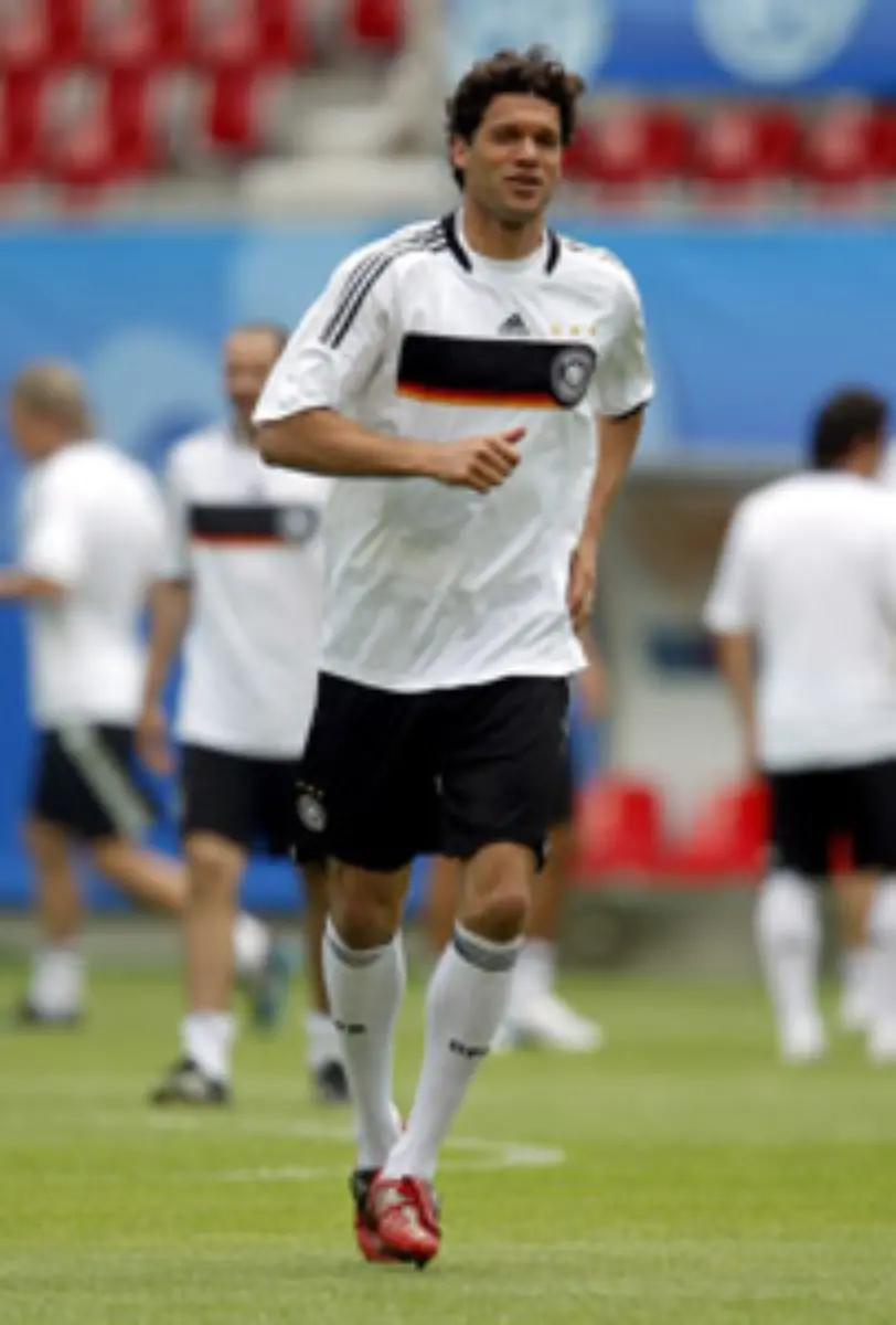 Michael-Ballack-Dieses-Mal-mehr-Teamspieler-als-Regisseur-Arbeitete-stark-nach-hinten-war-stark-im-Kopfball-zeigte-aber-auch-einige-Ungenauigkeiten