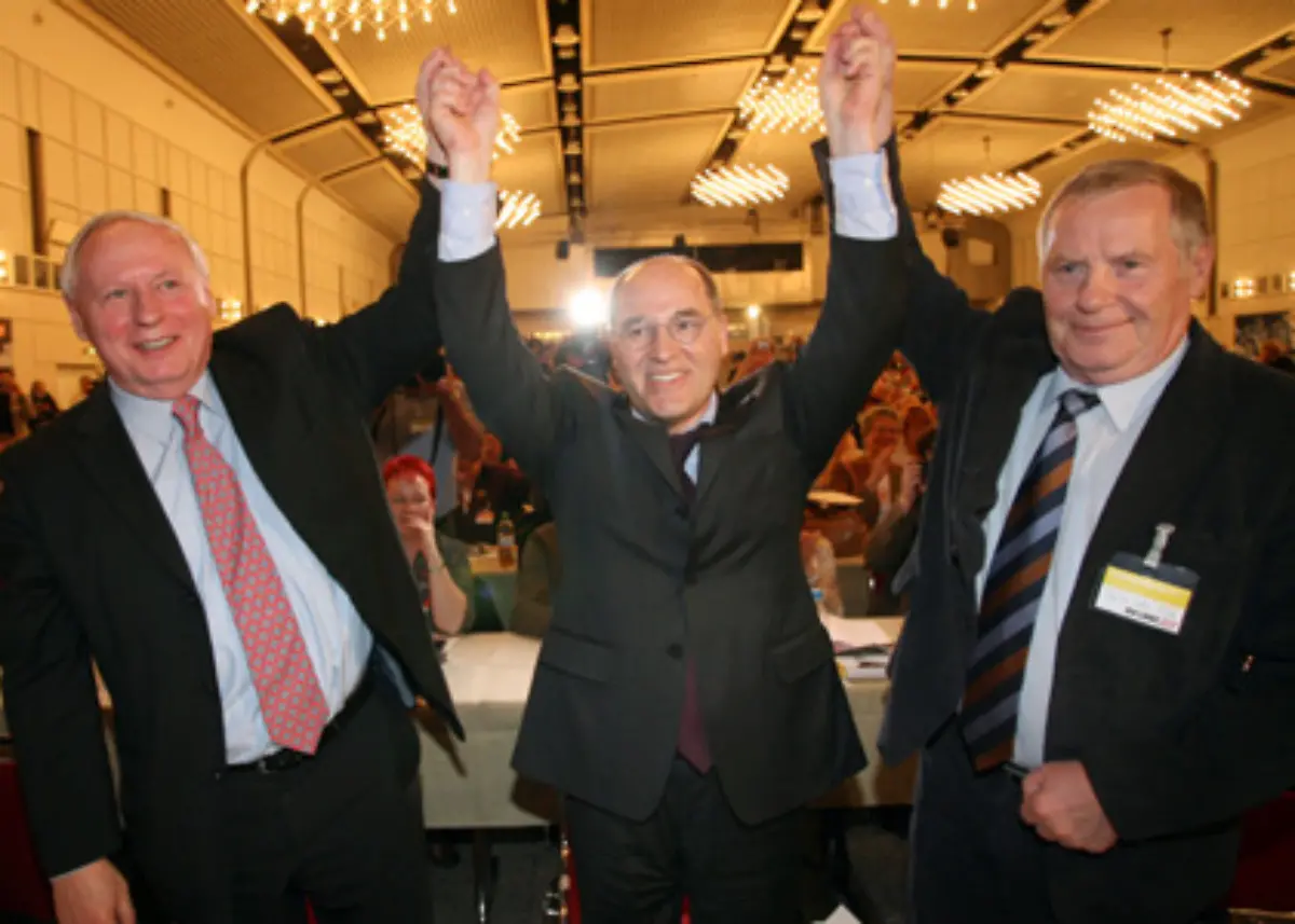 Vorangetrieben-haben-den-Zusammenschluss-diese-drei-hier-Oskar-Lafontaine-Gregor-Gysi-und-Lothar-Bisky-von-links