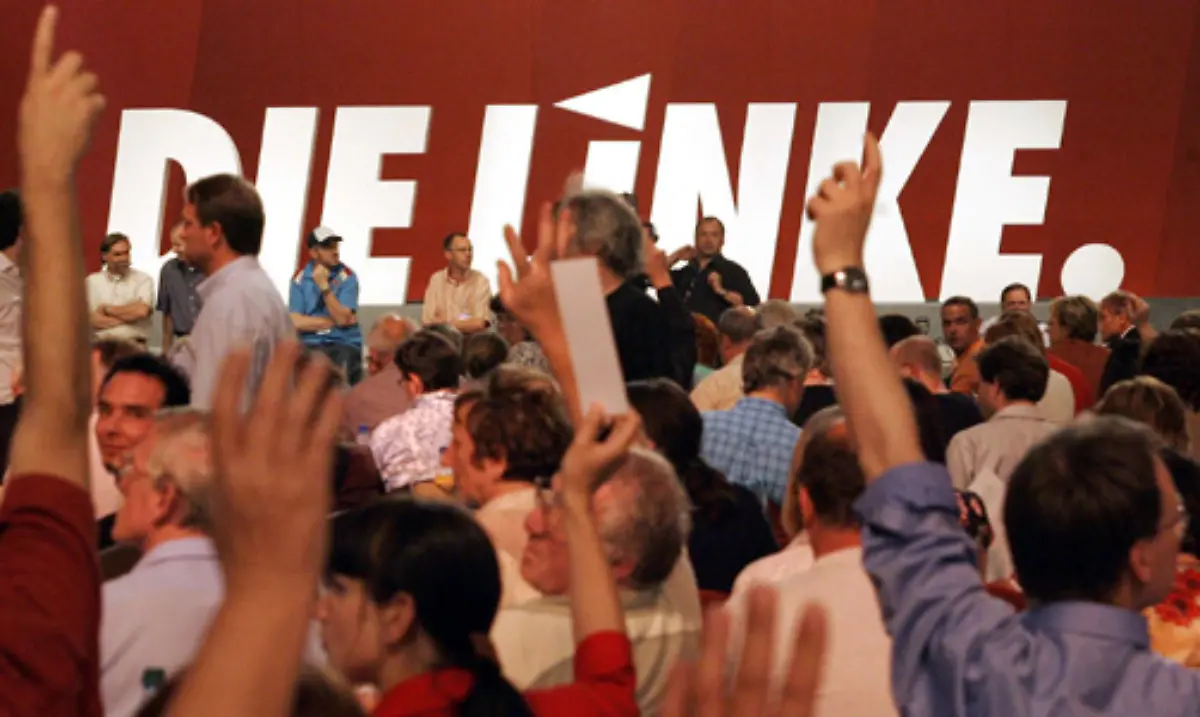 Ein-Jahr-nach-Gruendung-der-Partei-treffen-sich-die-Mitglieder-der-Linken-zu-ihrem-ersten-gemeinsamen-Bundesparteitag-in-Cottbus