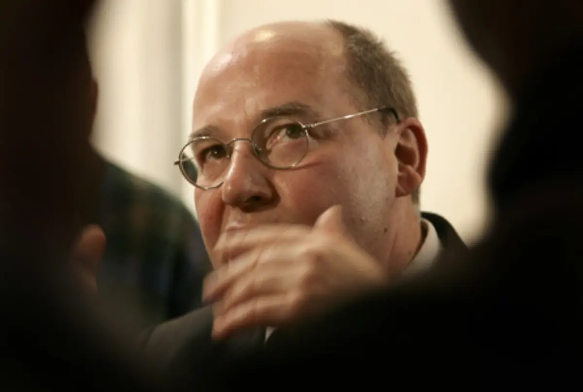 Wegen-ihm-Nein-auch-nicht-Kritiker-werfen-ihm-nicht-ein-unklares-Verhaeltnis-zu-Verfassung-sondern-zu-seiner-Vergangenheit-vor