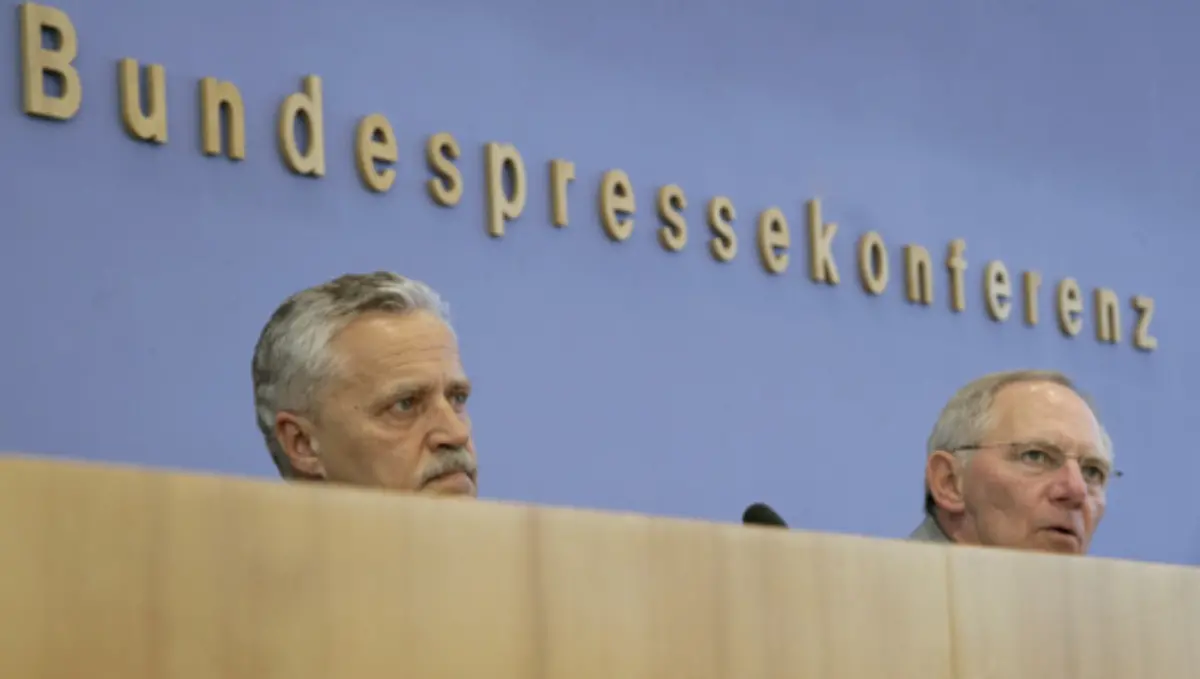 Grund-fuer-die-Beobachtung-durch-den-Verfassungsschutz-ist-laut-Innenminister-Schaeuble-dass-die-Linke-nach-ihrer-Programmatik-die-herrschende-Staats-und-Gesellschaftsform-ueberwinden-will-Es-gebe-offene-extremistische-Gruppierungen-in-der-Partei