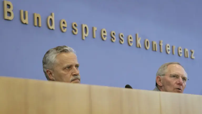 Grund-fuer-die-Beobachtung-durch-den-Verfassungsschutz-ist-laut-Innenminister-Schaeuble-dass-die-Linke-nach-ihrer-Programmatik-die-herrschende-Staats-und-Gesellschaftsform-ueberwinden-will-Es-gebe-offene-extremistische-Gruppierungen-in-der-Partei