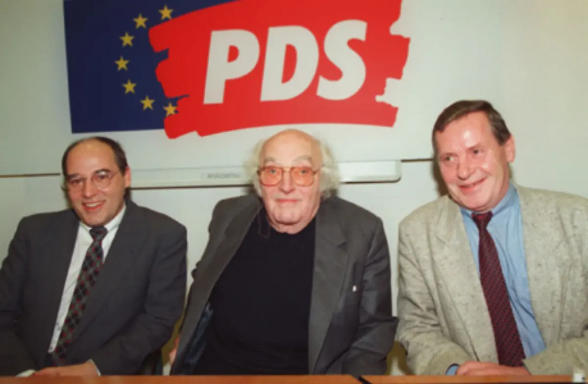 Ein-Mann-der-ersten-Stunde-in-der-PDS-Rechtsanwalt-Gregor-Gysi-rechts-neben-ihm-Schriftsteller-Stefan-Heym-und-Lothar-Bisky-Gysi-setzte-zusammen-mit-Bisky-die-schrittweise-Abkehr-vom-Stalinismus-als-System-durch