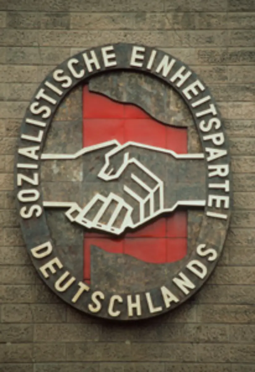 Vor-allem-viele-westdeutsche-und-konservative-Politiker-sehen-in-der-Linken-aber-noch-immer-die-Wurzeln-der-alten-DDR-Staatspartei-SED-aus-der-die-Partei-des-demokratischen-Sozialismus-PDS-1990-hervorging