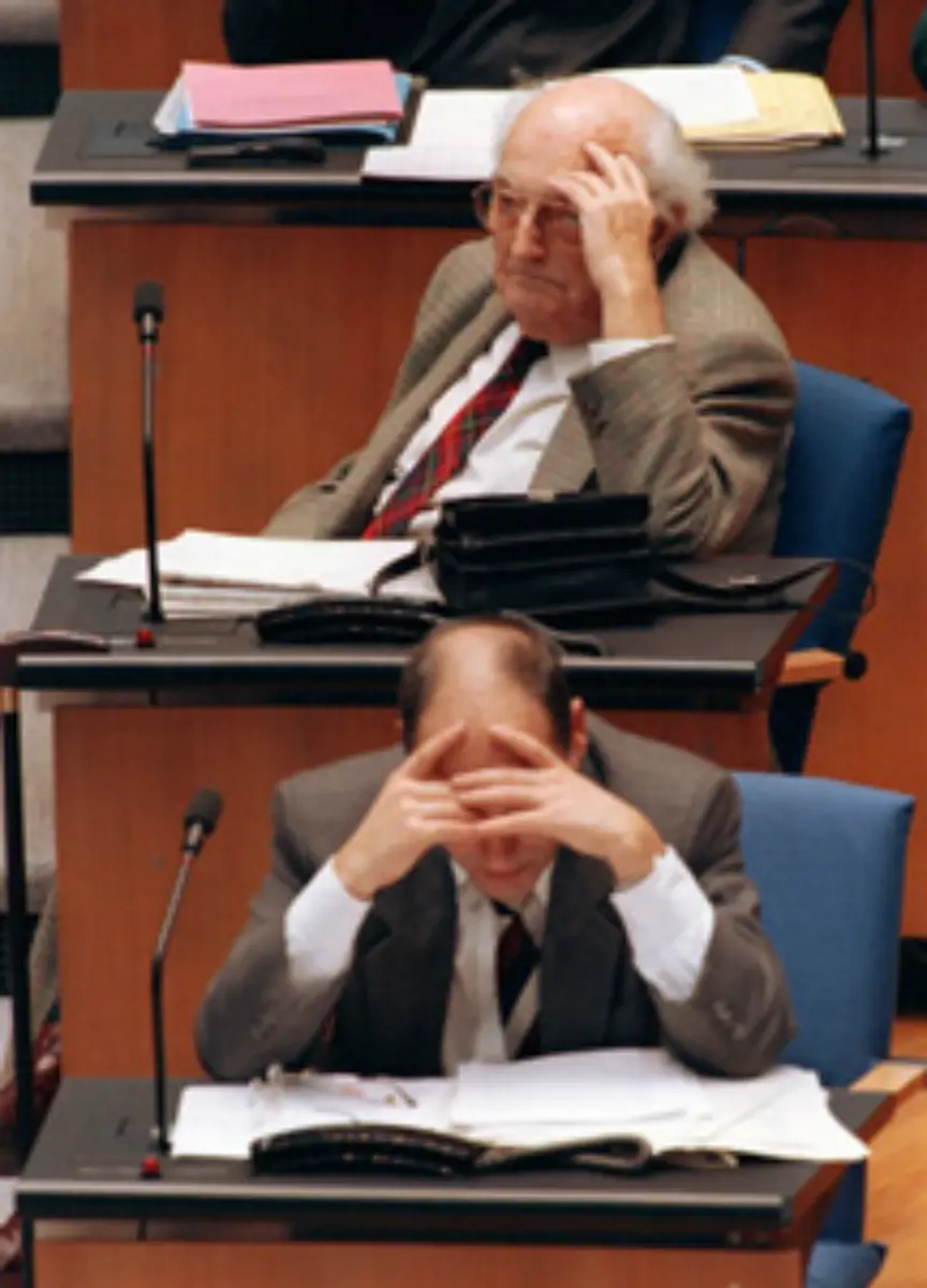 Die-PDS-zog-1990-mit-17-Abgeordneten-in-den-Bundestag-ein-obwohl-sie-nur-2-4-Prozent-erhielt-Moeglich-machte-das-eine-Klausel-des-Einigungsvertrages-1994-erhielten-die-Sozialisten-4-4-Prozent-Jetzt-fiel-die-Sperrklausel-wegen-vier-gewonnener-Direktmandate-weg