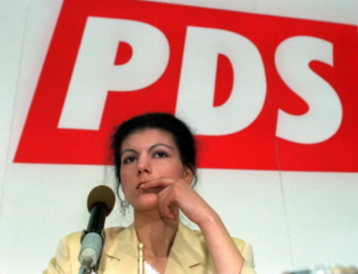 Innerparteilich-kam-es-in-den-90er-Jahren-zu-heftigen-Auseinandersetzungen-um-den-Kurs-der-Partei-Kritiker-wie-Sahra-Wagenknecht-wehrten-sich-gegen-die-rasante-Abkehr-vom-ganz-linken-Rand