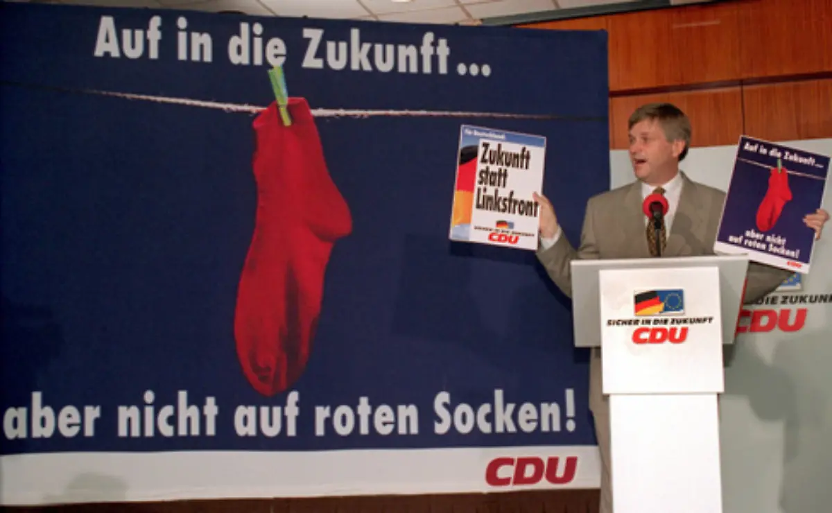 Die-Union-schuerte-in-den-Wahlkaempfen-1994-und-1998-die-Angst-vor-den-Sozialisten-aus-dem-Osten-die-sich-auf-roten-Socken-in-die-Bundesrepublik-schleichen-wuerden