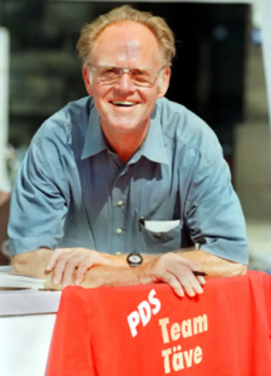 Aufhalten-konnte-aber-auch-das-die-neue-oder-alte-je-nach-Perspektive-Partei-nicht-1998-bekam-die-PDS-bei-der-Bundestagswahl-5-1-Prozent-der-Stimmen-und-zog-mit-36-Abgeordneten-in-Fraktionsstaerke-ins-deutsche-Parlament-ein