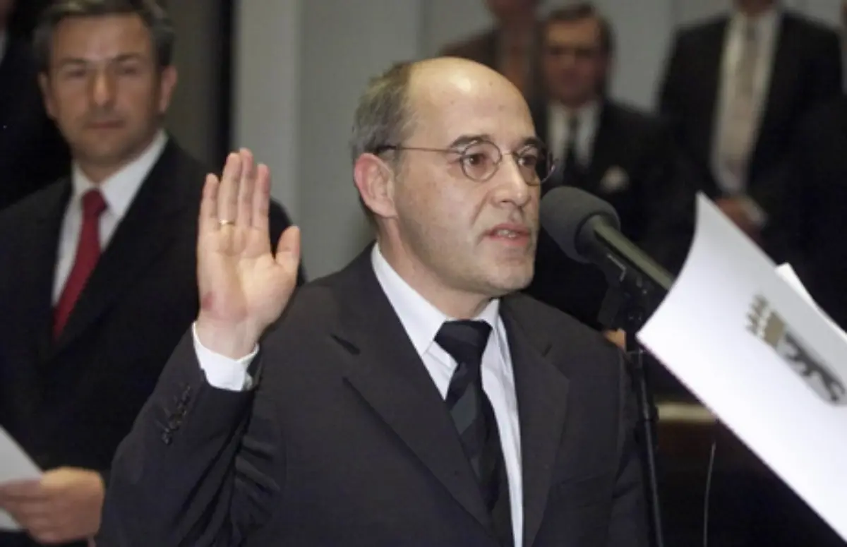 2001-versuchte-er-sich-dann-in-der-Landespolitik-Berlins-und-wurde-Wirtschaftssenator-in-der-rot-roten-Landesregierung-unter-Klaus-Wowereit