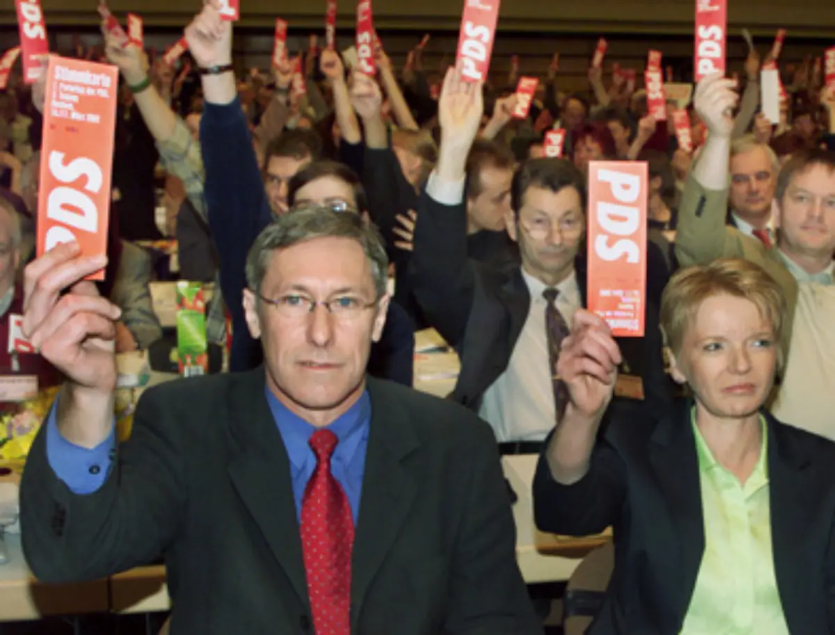 An-der-PDS-Spitze-hatte-inzwischen-eine-Verjuengungskur-stattgefunden-Roland-Claus-wurde-2000-Gysis-Nachfolger-als-Fraktionschef-Gabi-Zimmer-loeste-Lothar-Bisky-an-der-Parteispitze-ab