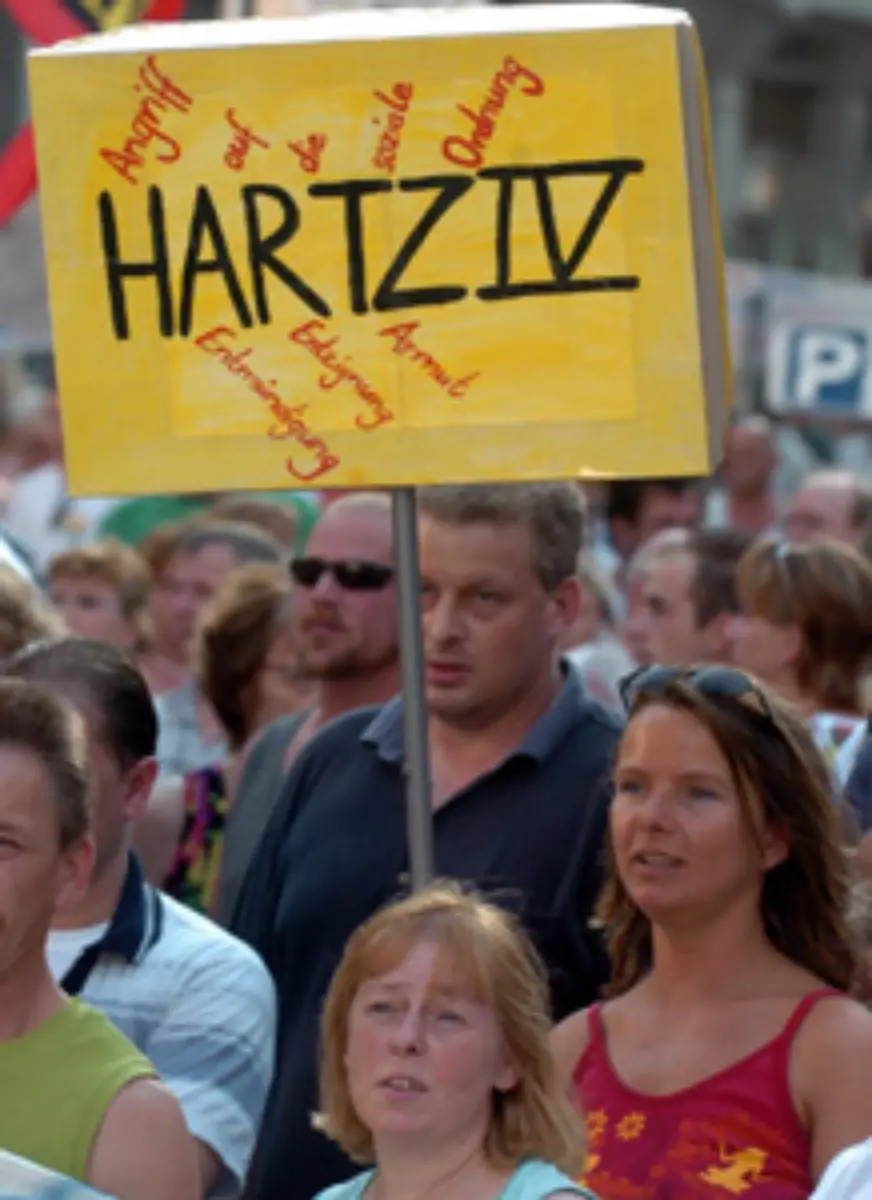 Die-nach-Peter-Hartz-benannten-Arbeitsmarktreformen-der-rot-gruenen-Regierung-sorgten-fuer-ziemlichen-Aerger-in-der-Bevoelkerung-Ganz-besonders-die-unter-dem-Titel-Hartz-IV-beschlossene-Zusammenlegung-von-Arbeitslosen-und-Sozialhilfe
