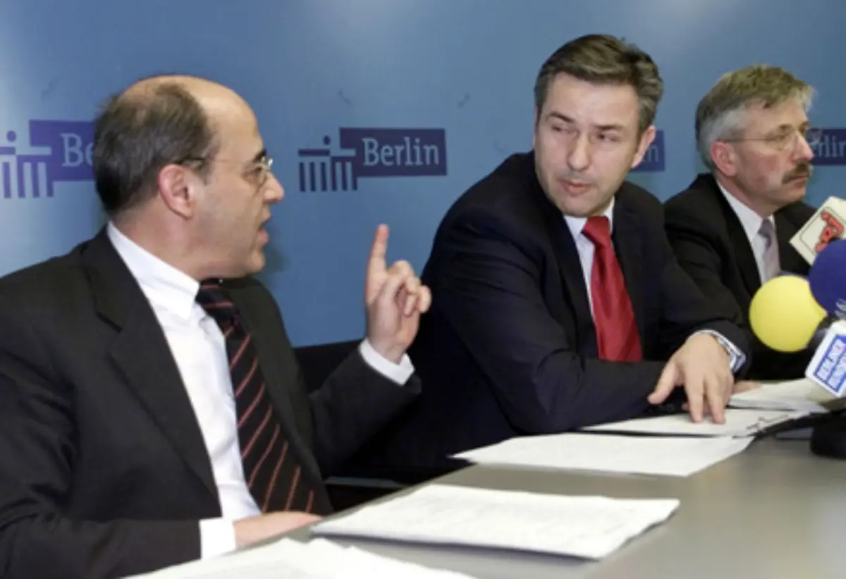 nachdem-er-in-der-Berliner-Landespolitik-nicht-weit-gekommen-war-Schon-nach-einem-halben-Jahr-im-Amt-trat-er-2002-wegen-einer-Bonusmeilen-Affaere-zurueck-Fuer-diesen-Ruecktritt-musste-er-mehr-Pruegel-einstecken-als-fuer-die-Bonusmeilen-Er-sei-ein-Drueckeberger-hiess-es