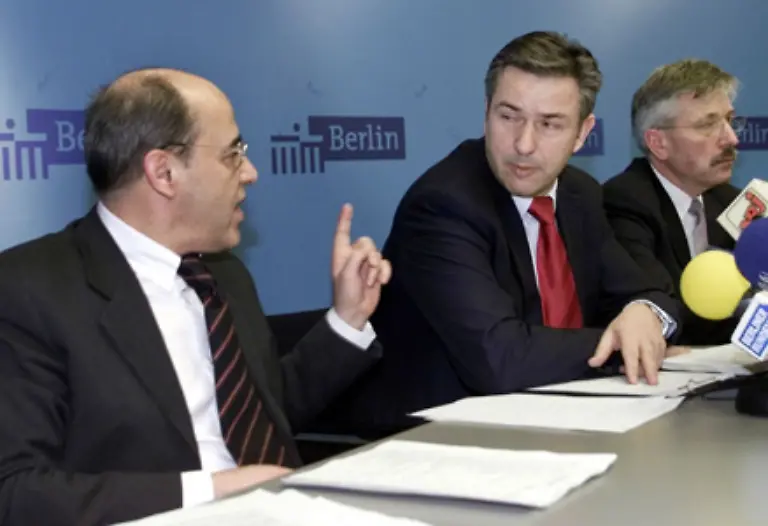 nachdem-er-in-der-Berliner-Landespolitik-nicht-weit-gekommen-war-Schon-nach-einem-halben-Jahr-im-Amt-trat-er-2002-wegen-einer-Bonusmeilen-Affaere-zurueck-Fuer-diesen-Ruecktritt-musste-er-mehr-Pruegel-einstecken-als-fuer-die-Bonusmeilen-Er-sei-ein-Drueckeberger-hiess-es