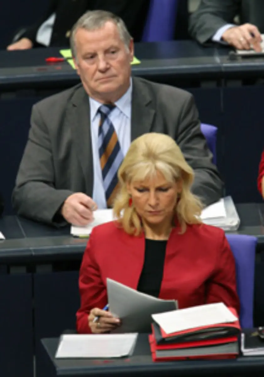 Die-Linkspartei-zog-mit-8-7-Prozent-in-den-Bundestag-ein-im-Bild-die-Parlamentarische-Geschaeftsfuehrerin-Dagmar-Enkelmann-und-Parteichef-Bisky