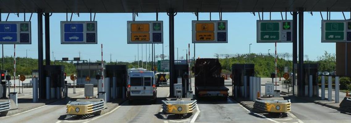 Mautstation an der Öresund-Brücke: Gebühren für die Nutzung von Straßen, Tunneln oder Brücken werden in vielen europäischen Ländern fällig