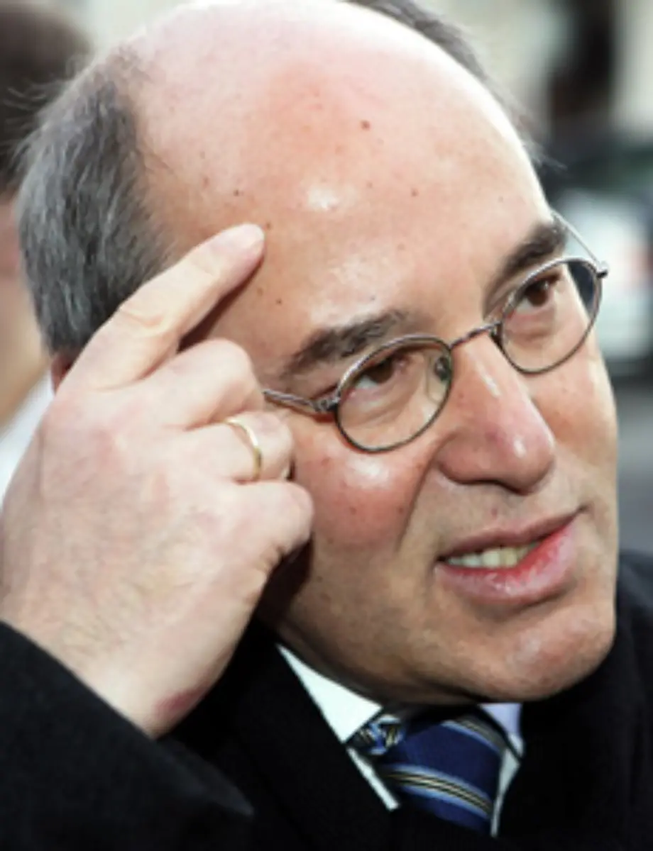 Zu-n-tv-de-sagte-er-auf-die-Frage-ob-er-nach-der-Gruendung-der-Linkspartei-jetzt-ans-Aufhoeren-denke-Na-nun-werden-Sie-mal-nicht-komisch-und-hoeren-Sie-mal-zu-Ich-bin-noch-nicht-einmal-sechzig-Hier-ist-nichts-abgeschlossen