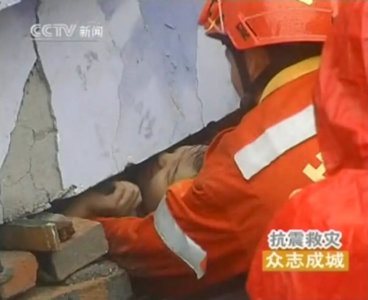 Und-tatsaechlich-koennen-die-Bergungsteams-auch-immer-wieder-lebende-Schueler-retten