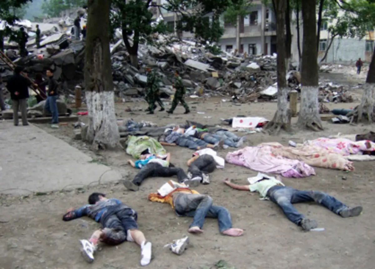 Auch-im-Bezirk-Beichuan-sind-beim-Einsturz-einer-sechsstoeckigen-Schule-ueber-1000-Schueler-sowie-ihre-Lehrer-getoetet-worden