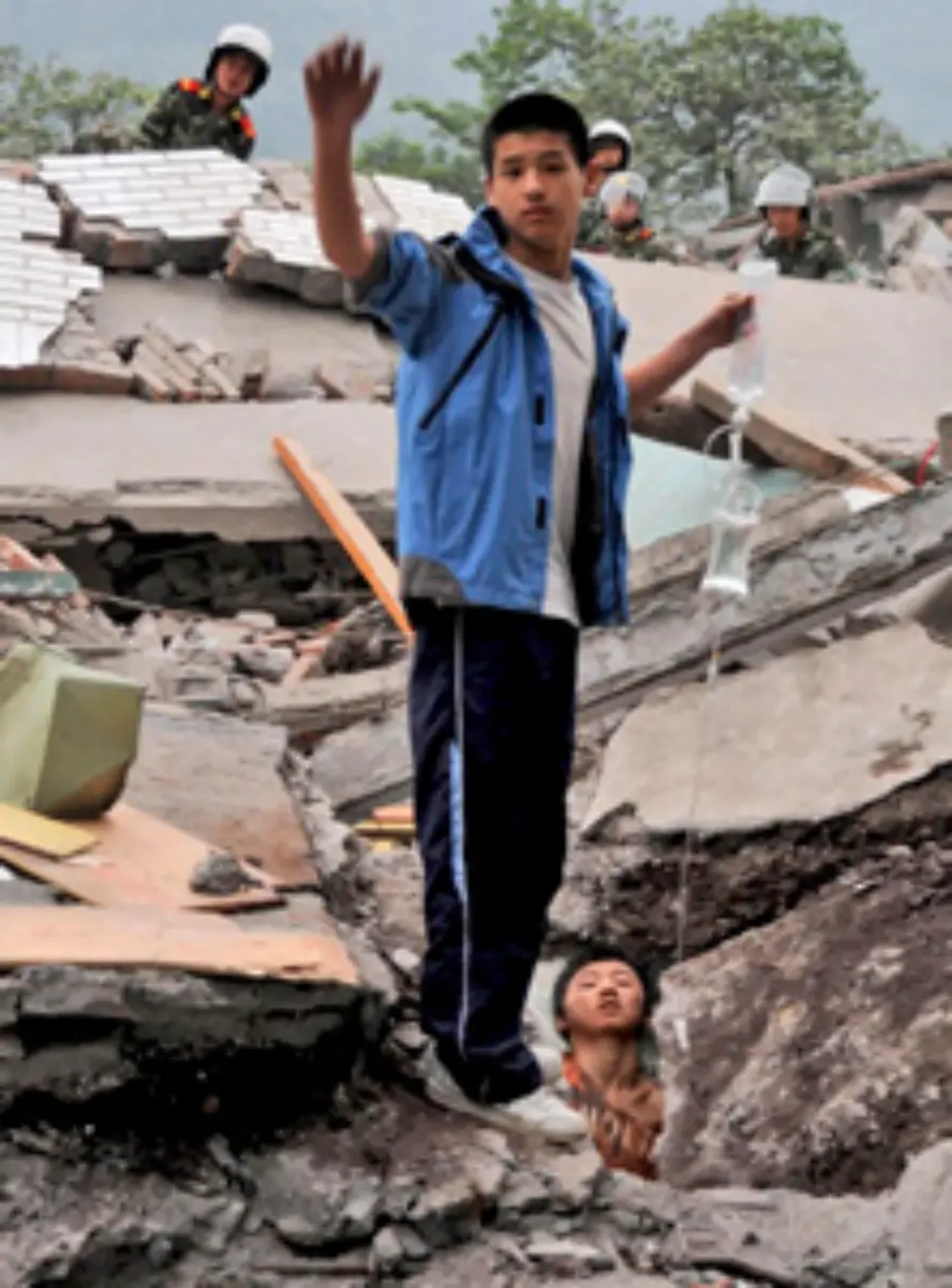 Ein-ueberlebender-Jugendlicher-dort-hilft-einem-Mitschueler-der-noch-in-den-Truemmern-steckt