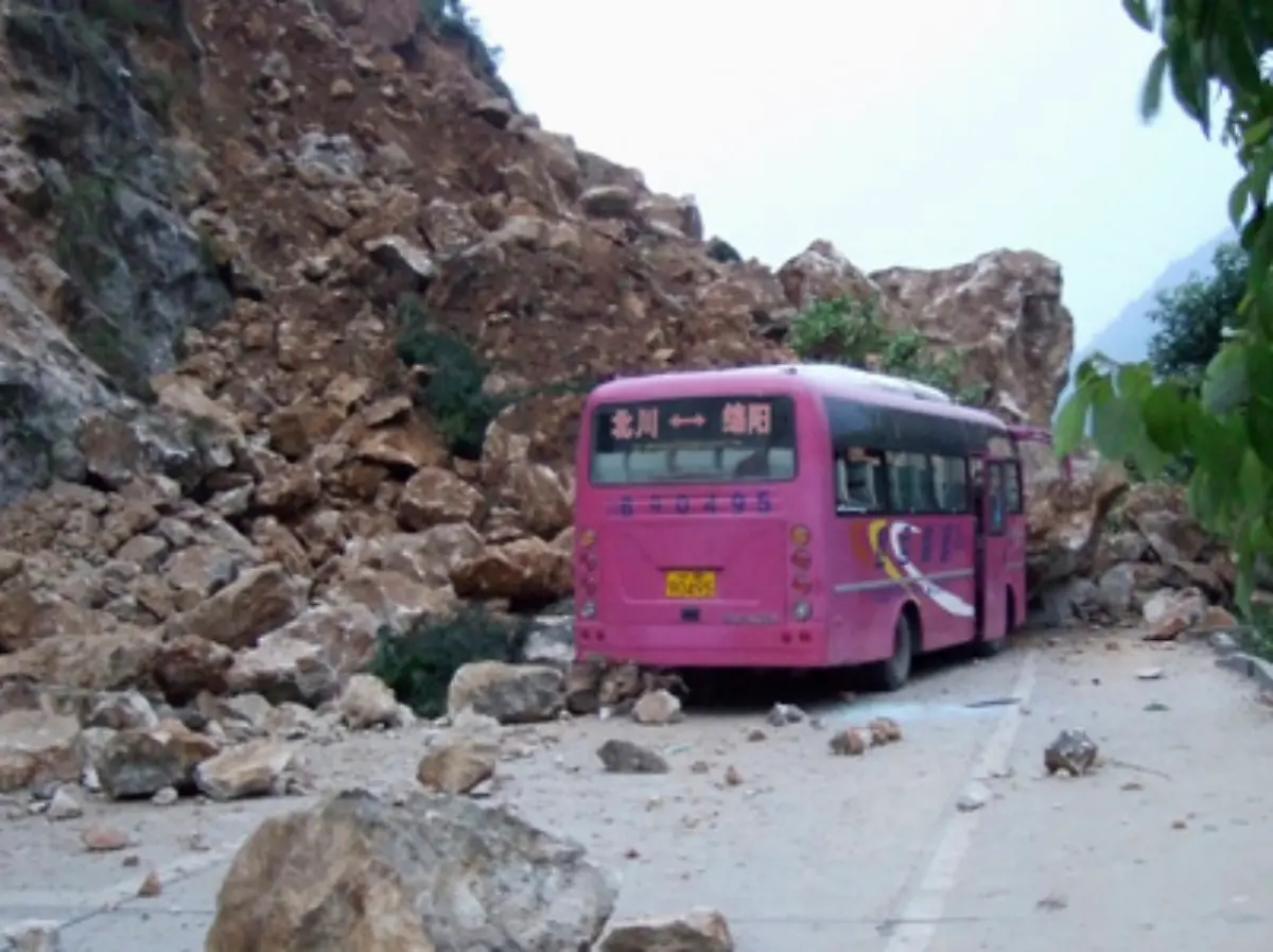gibt-es-aus-dem-Bezirk-Wenchuan-wo-das-Epizentrum-lag-kaum-Informationen-Die-abgelegene-Gebirgsregion-ist-durch-das-Erdbeben-von-der-Aussenwelt-abgeschnitten