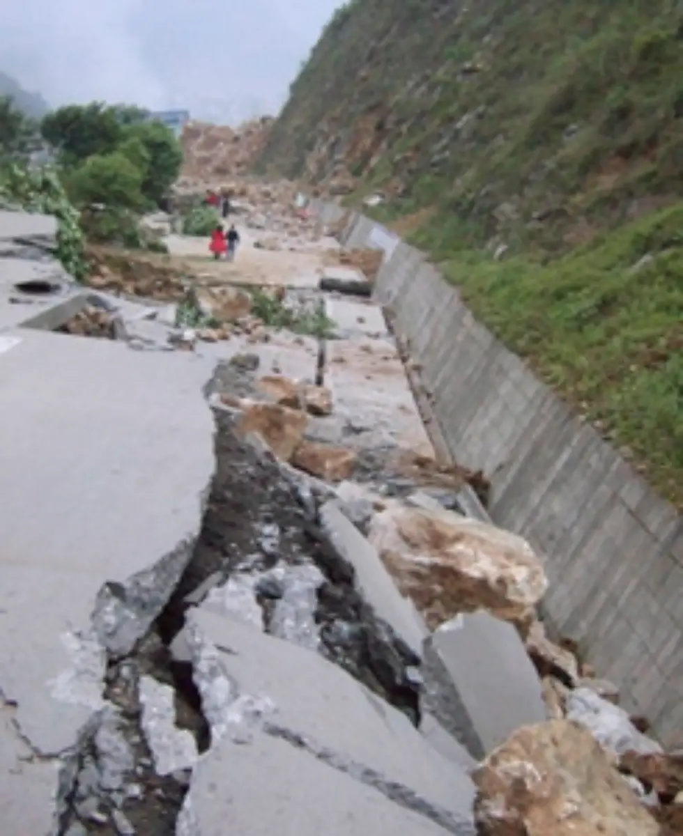 und-viele-Strassen-wurden-voellig-zerstoert