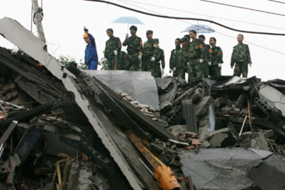 Rettungshelfer-kaempfen-sich-durch-die-Truemmerlandschaften