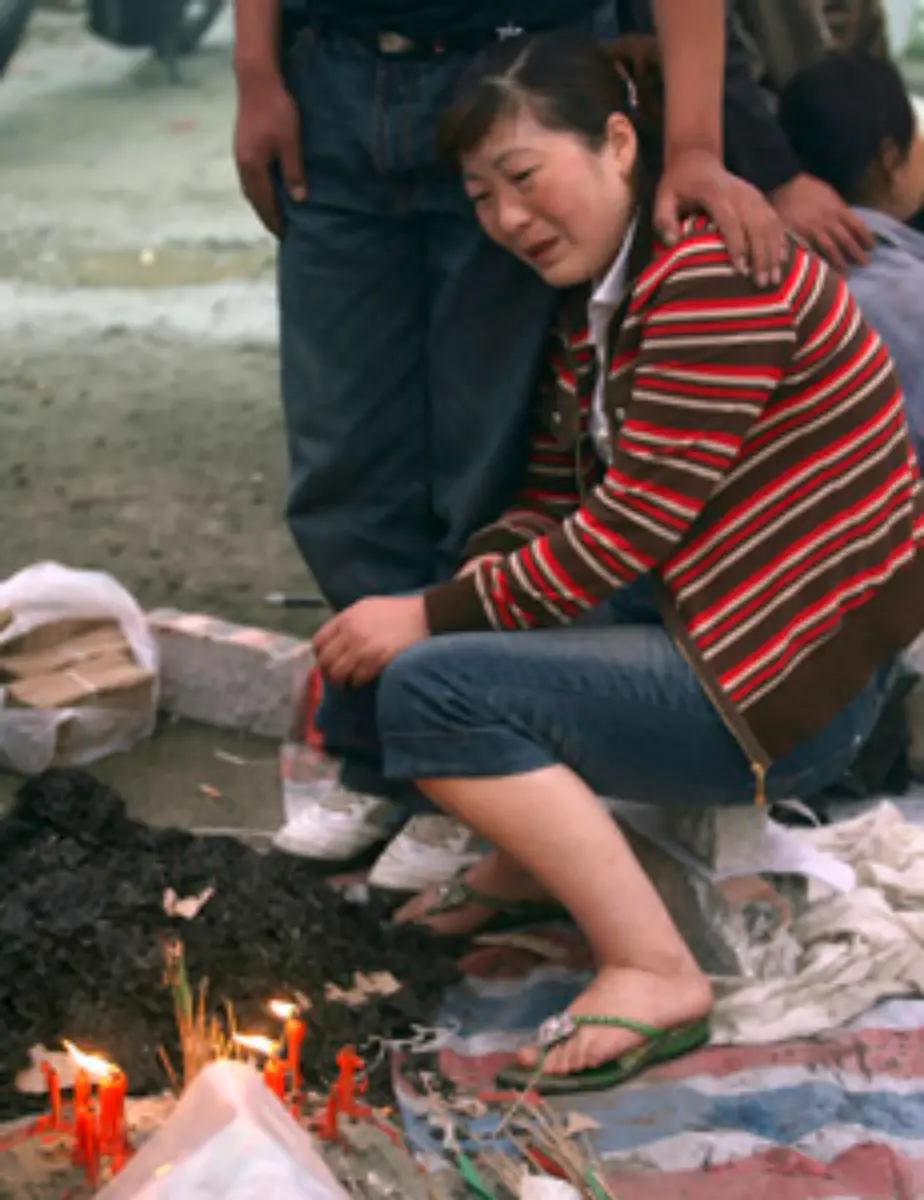 und-Menschen-trauern-um-ihre-toten-Verwandten