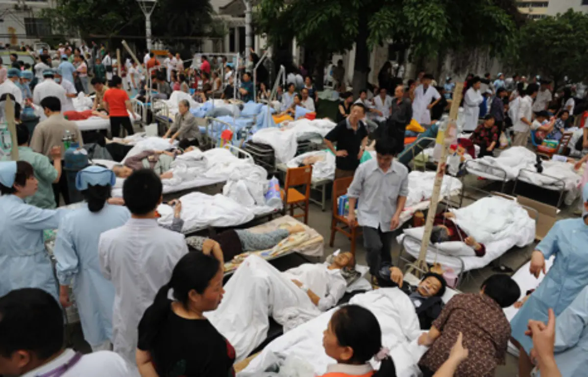 Da-viele-Krankenhaeuser-zerstoert-sind-muessen-die-Rettungskraefte-improvisieren