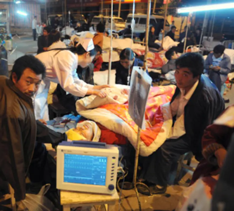 Patienten-werden-im-Freien-behandelt