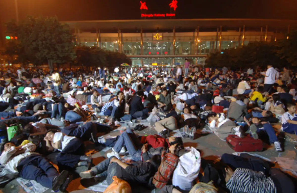 Durch-das-Erdbeben-obdachlos-gewordene-Menschen-suchen-in-Notunterkuenften-etwa-einem-Bahnhof-Schutz