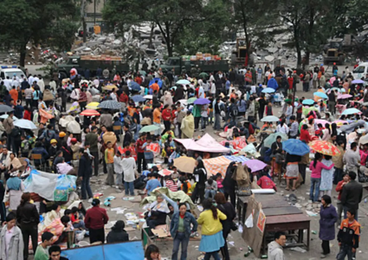 und-versuchen-einen-Ueberblick-ueber-das-Ausmass-der-Katastrophe-zu-bekommen