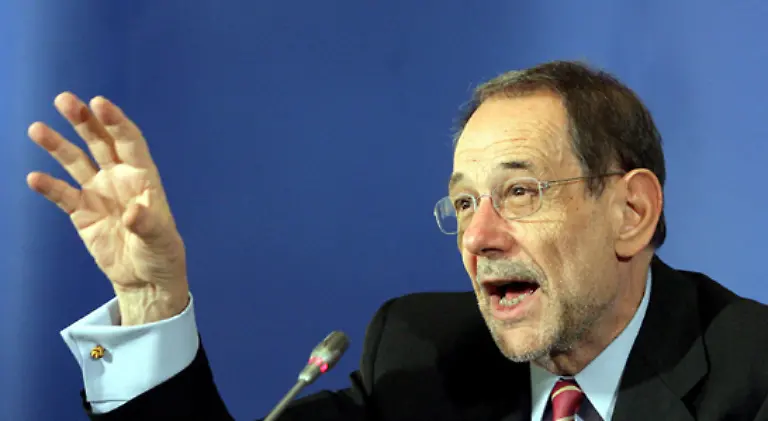 Der-Druck-auf-das-Regime-waechst-Der-EU-Aussenbeauftragte-Javier-Solana-fordert-ein-Eingreifen-der-UN-zur-Not-auch-gegen-den-Willen-des-birmanischen-Militaers