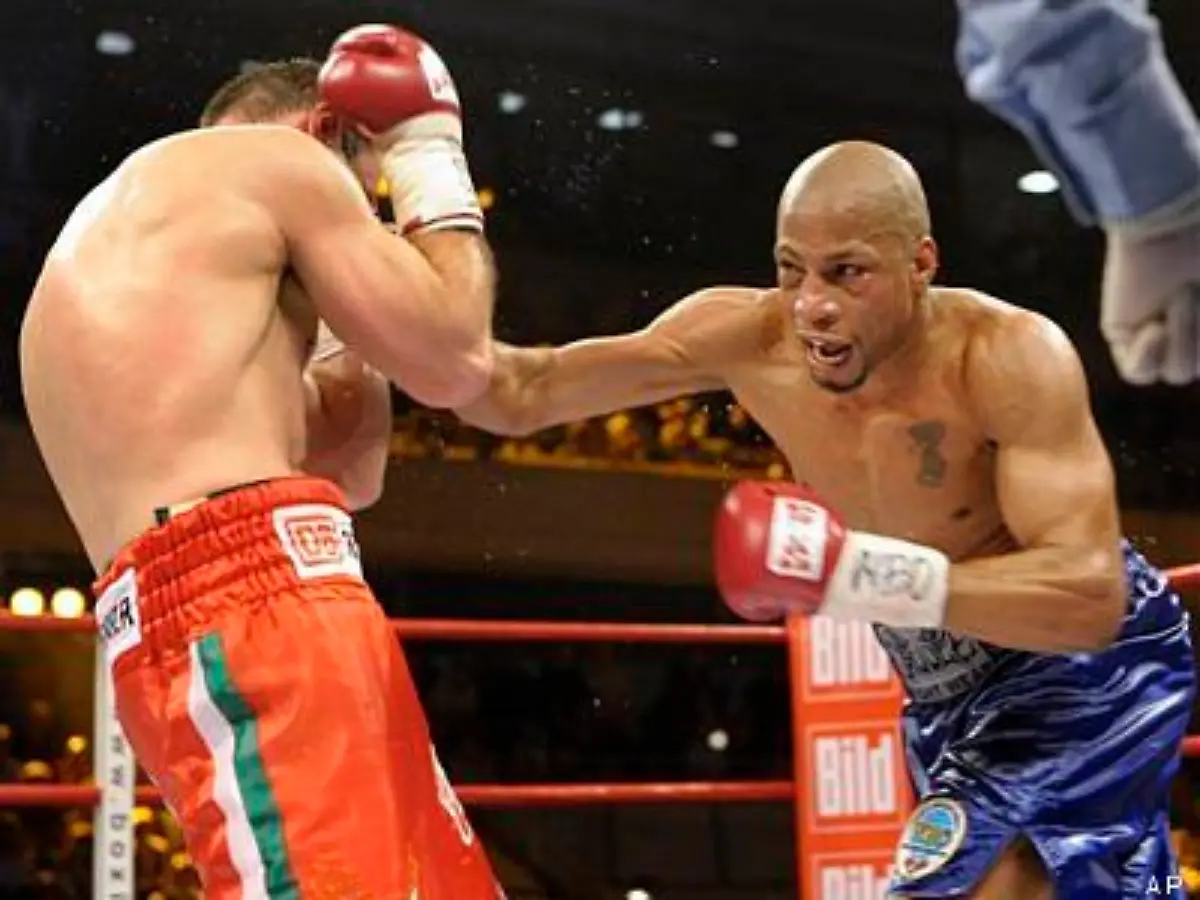 blockte-die-ersten-ungestuemen-Attacken-von-DeAndrey-Arbon-aus-einer-sicheren-Deckung-ab