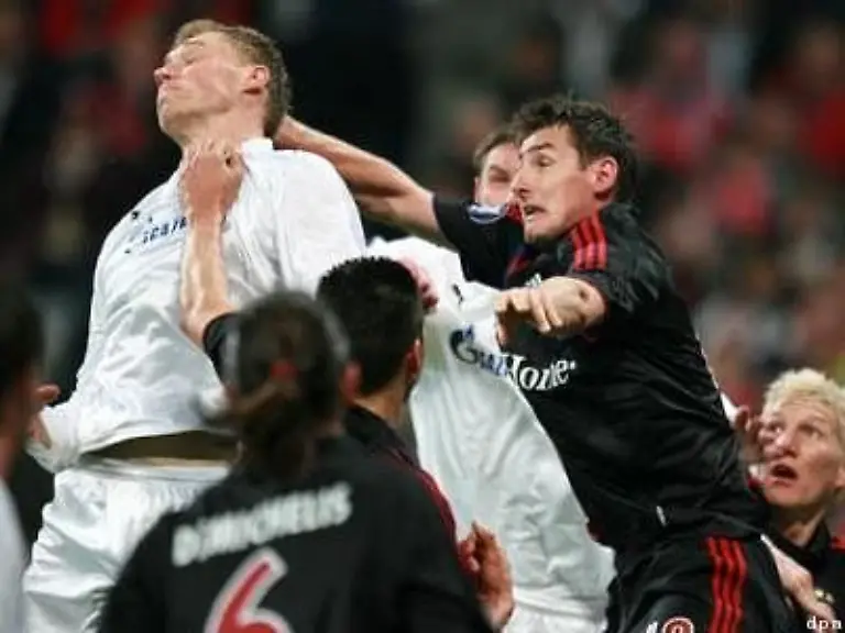 Stattdessen-zog-sich-Nationalstuermer-Miroslav-Klose-r-in-der-zweiten-Haelfte-nach-einem-Zweikampf-einen-Truemmerbruch-des-Nasenbeins-zu-und