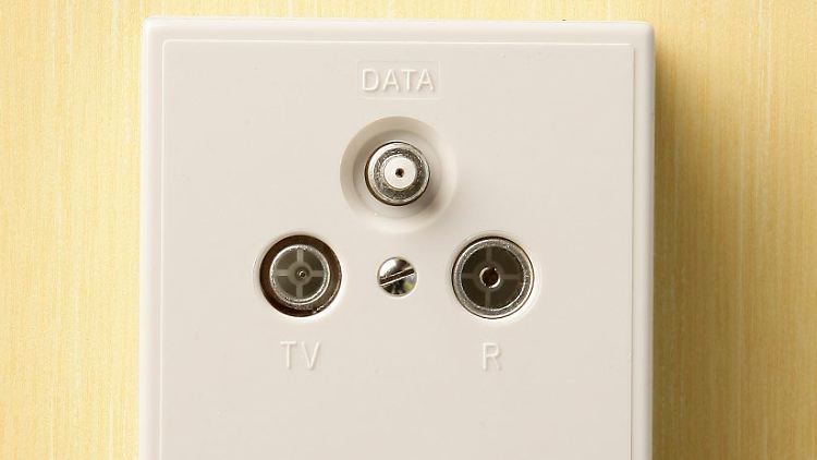 Ein Techniker tauscht in der Regel die alte Dose mit TV- und Radioanschluss gegen eine neue Multimediadose aus.